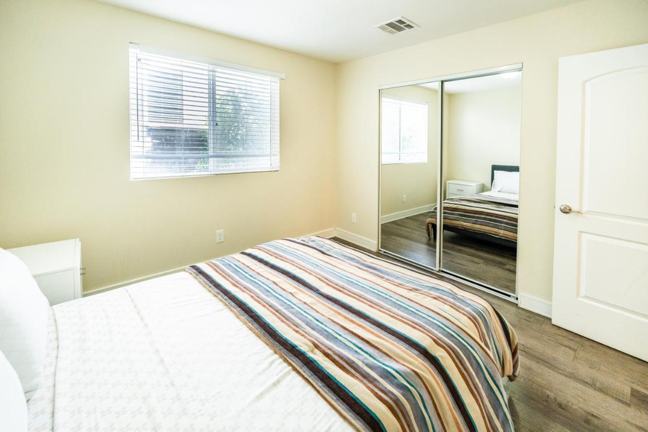 Large Condo Sleeps 10 Near Downtown 로스앤젤레스 외부 사진