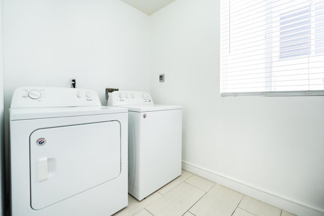 Large Condo Sleeps 10 Near Downtown 로스앤젤레스 외부 사진